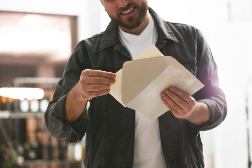 Homme qui ouvre une carte postale